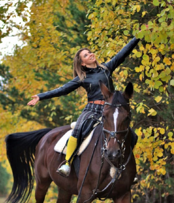 Девушка на лошади в осенем лесу